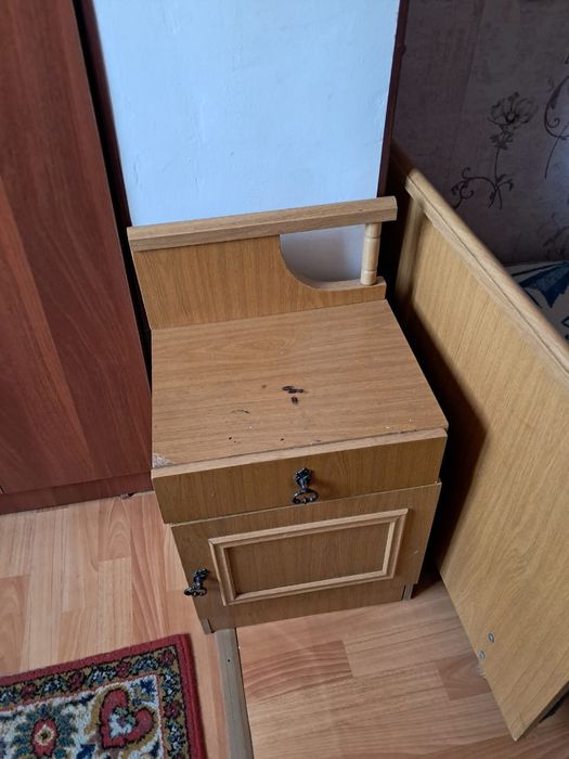 две кровадве прикроватные тумбочки, трильяж