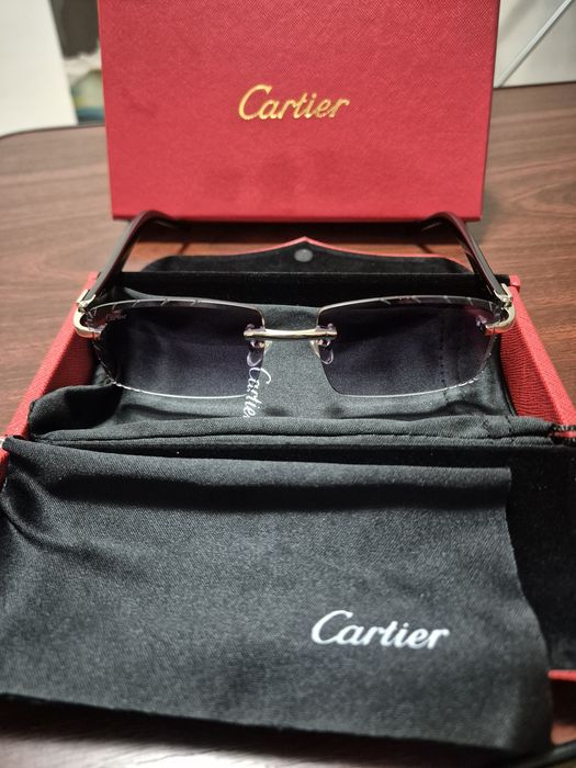 Vand ochelari Cartier. Noi, fara zgârieturi.