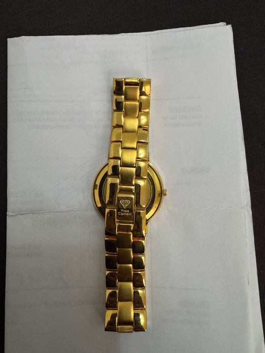 Продава се часовник позлатен с 32 камъчета swarovski