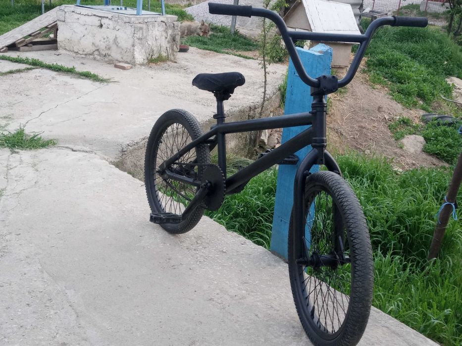 Vând BMX negru mat smoke