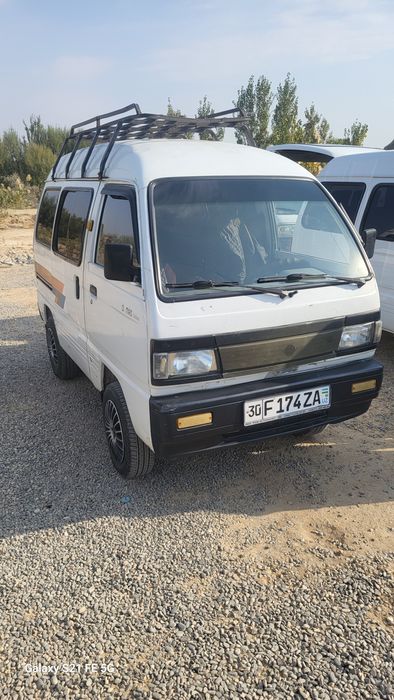 Moshina yurib turibdi