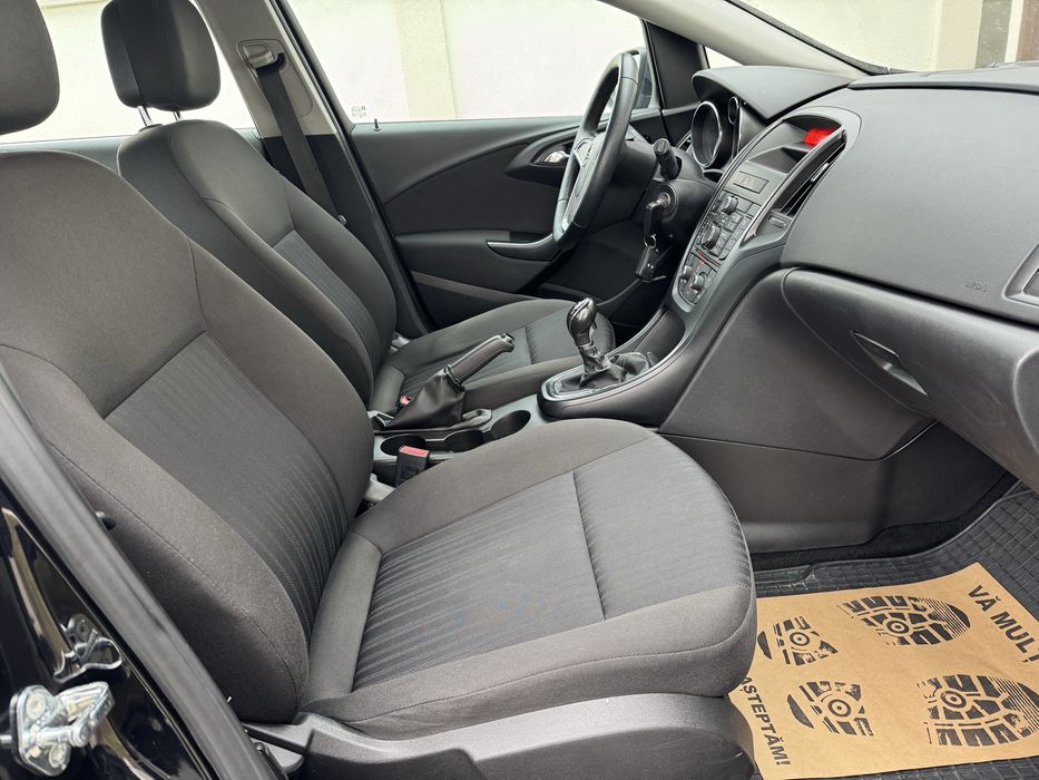 Opel Astra J Sprots Tourer 2011 - benzina 101cp Euro5