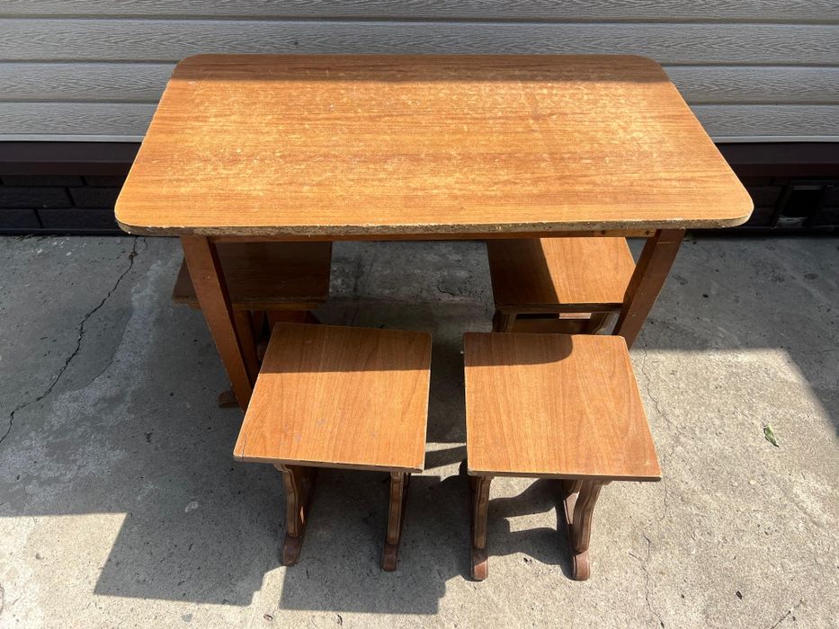 Стол обеденный с 4 табуретками