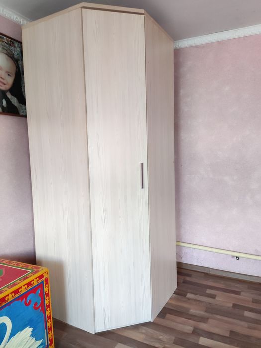 Продам угловой вместительный шкаф