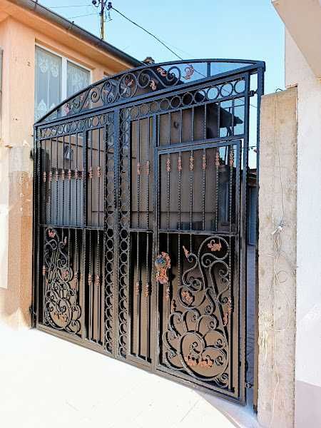 Метални входни врати и портали от гладко и ковано желязо