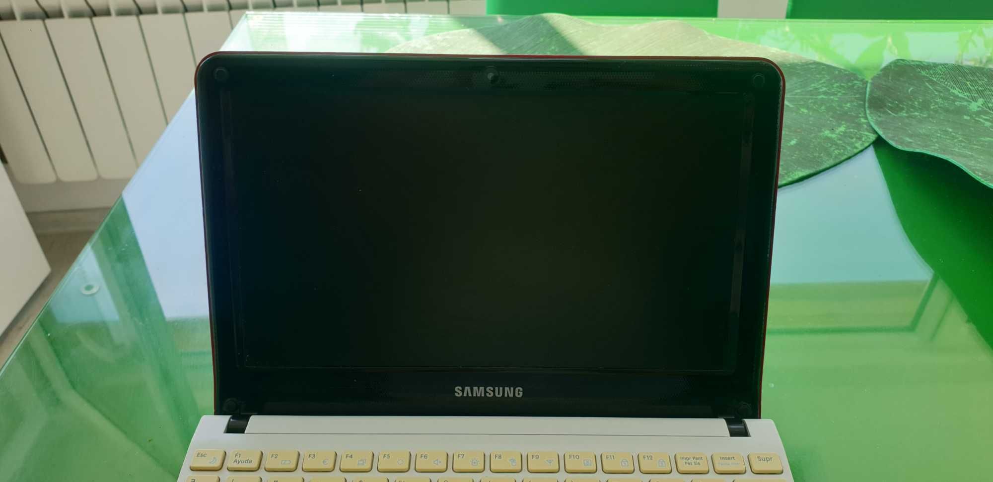 Лаптоп Samsung червен