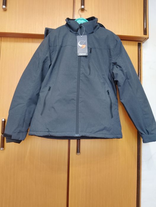 Продавам топло спортно дамско яке