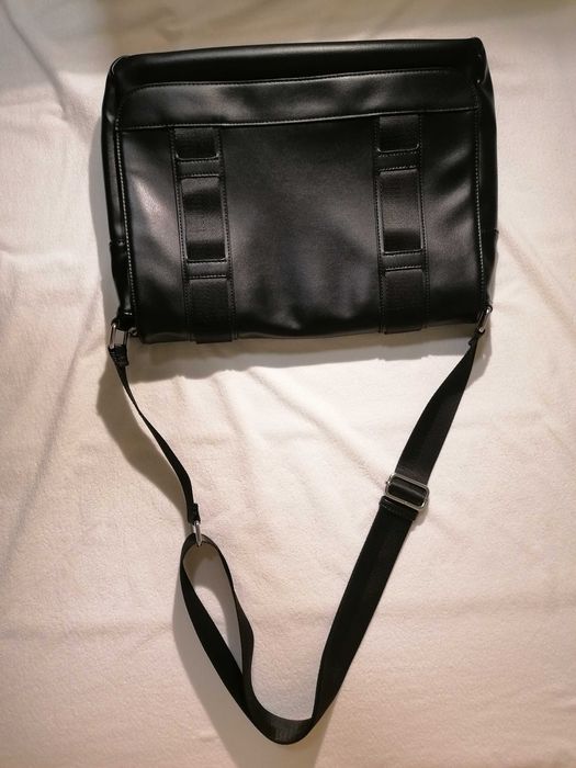 Елегантна черна чанта за лаптоп през рамо