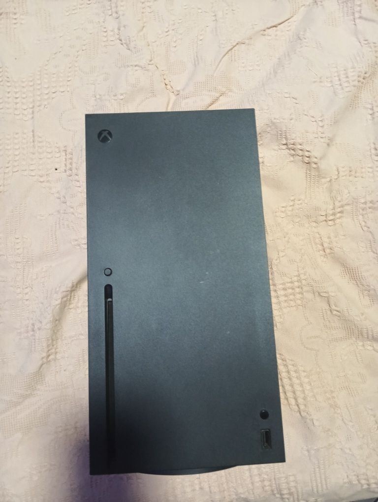 Xbox series X sotiladi 2 ta pulti blan