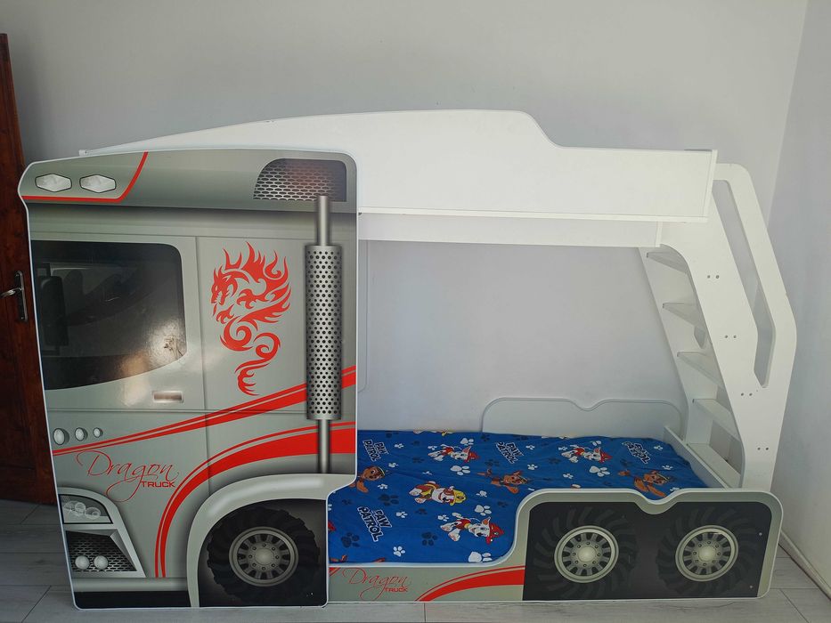 Продавам двуетажен детски креват