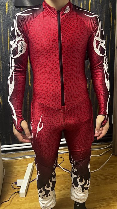 Casca de ski in stare buna este doar putin zgariata pe partea de sus