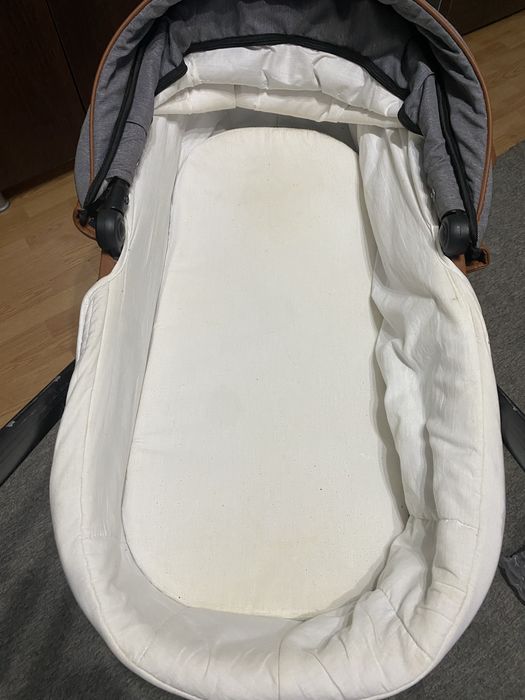 Vând uregent cărucior pentru bebeluși