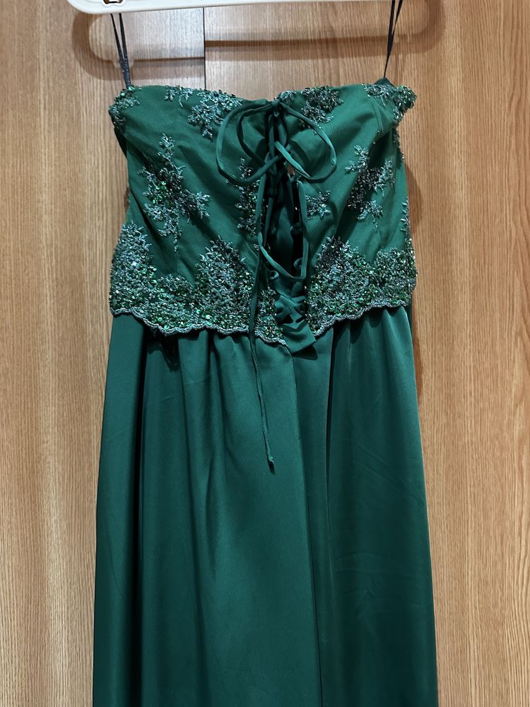 Rochie lunga superba, din satin verde smarald, cu corset