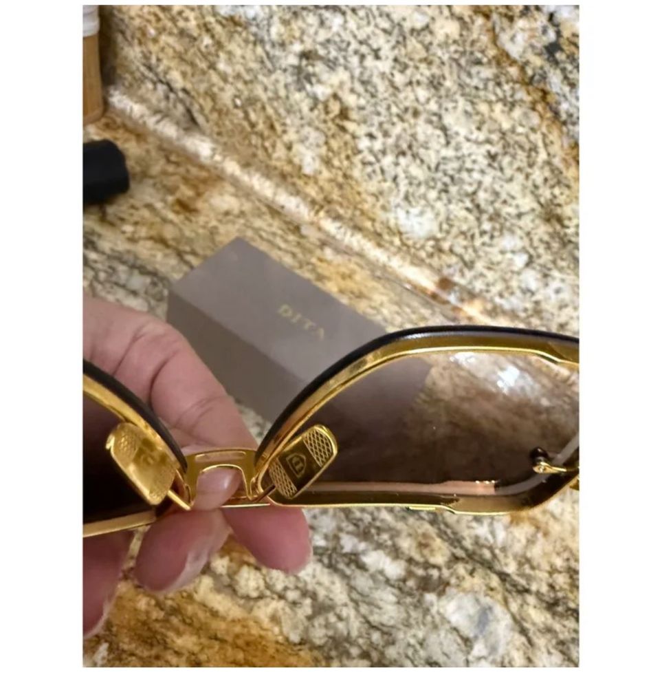 Vand ochelari dita march six aproape noi