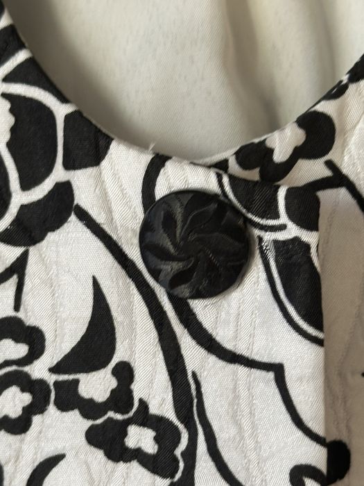 Стилен костюм черно и бяло, сако Тип Chanel на Mellini fashion