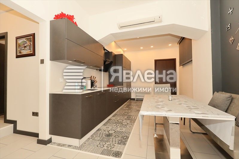 Дава се под наем Тристаен апартамент в София, Център - 100 кв.м за 1000 € - Снимка #2