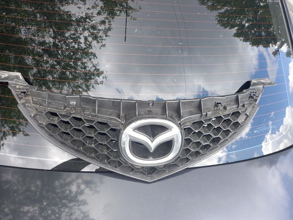 Продам решётку радиатора Мазда-3, год выпуска 2008