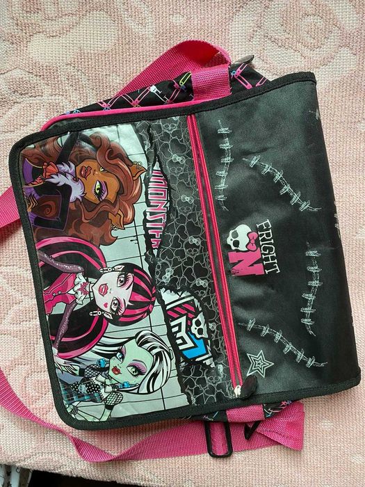 Monster High geanta și cărți
