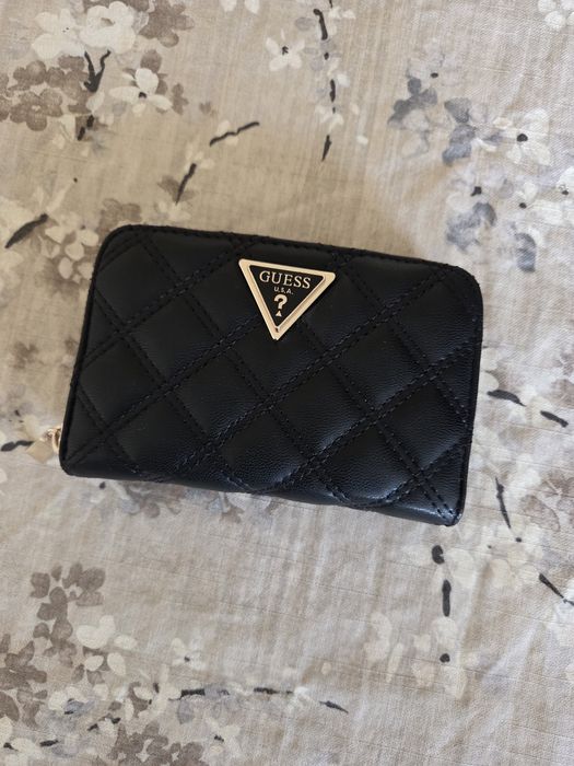Продавам оригинално портмоне Guess
