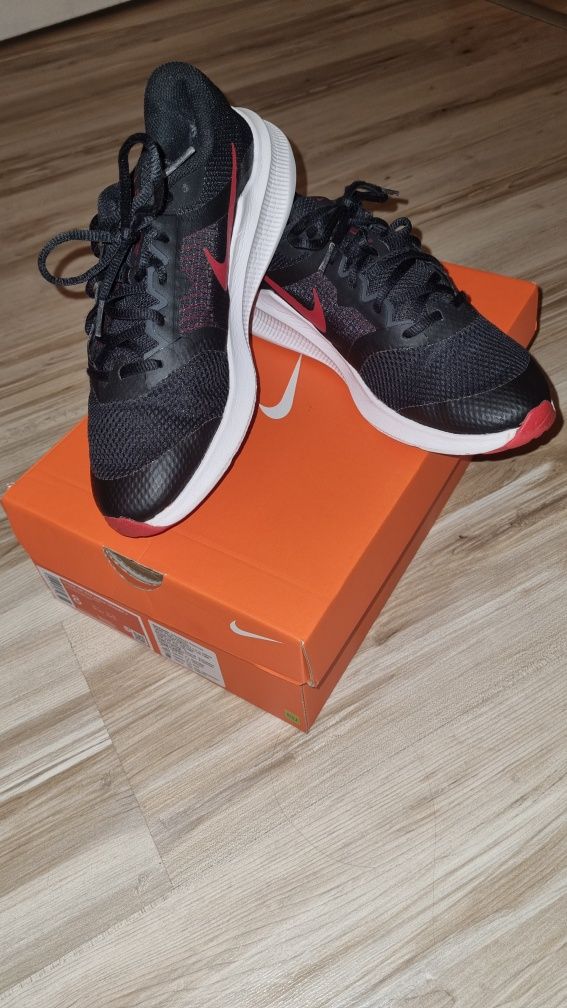 Маратонки nike размер 38.5