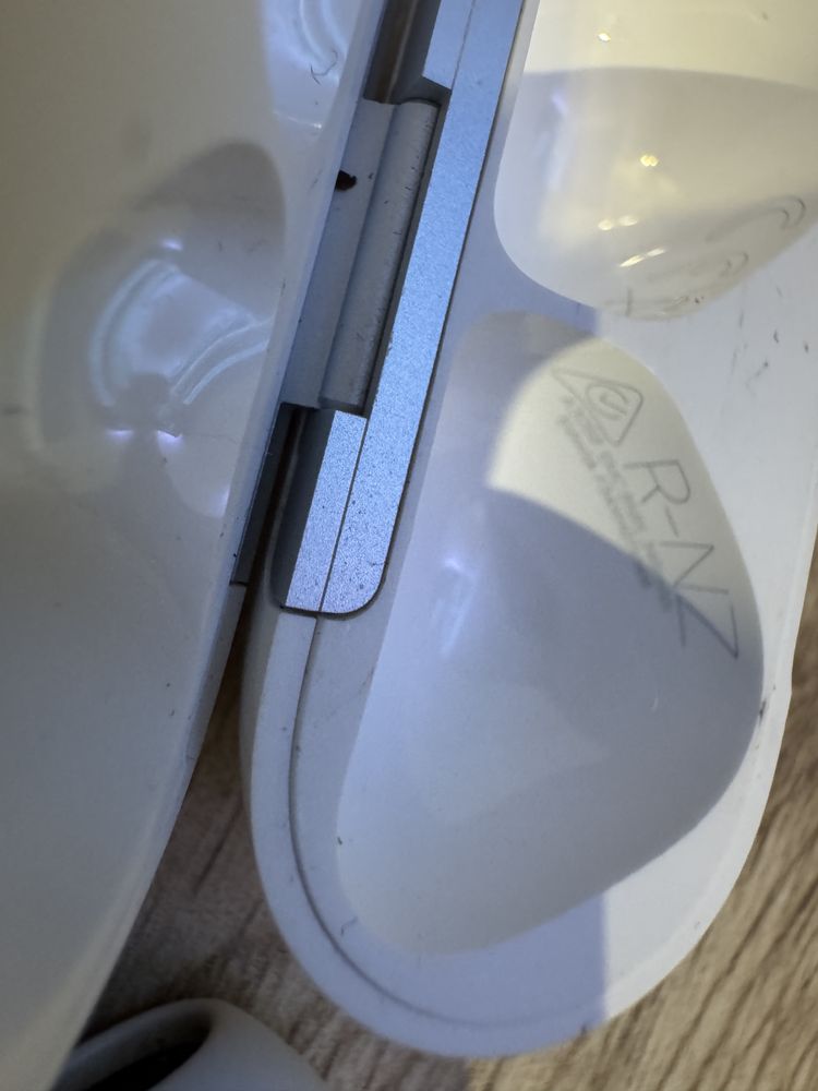 Carcasă de încărcare  Apple AirPods 4rd Gen cu casca dreapta