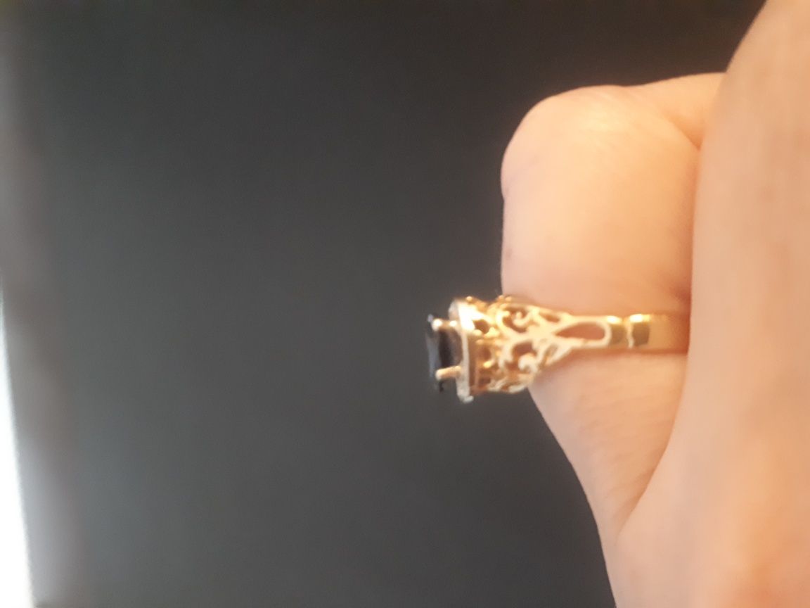 inel elegant ca o broderie din  aur 14k cu safir și anturaj diamante