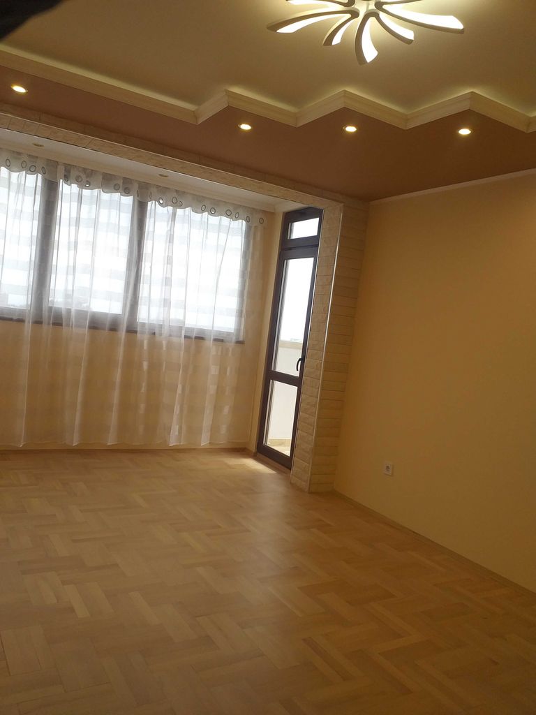 Продава се Офис в Варна, Базар Левски - 120 кв.м за 2500 €/кв.м - Снимка #20