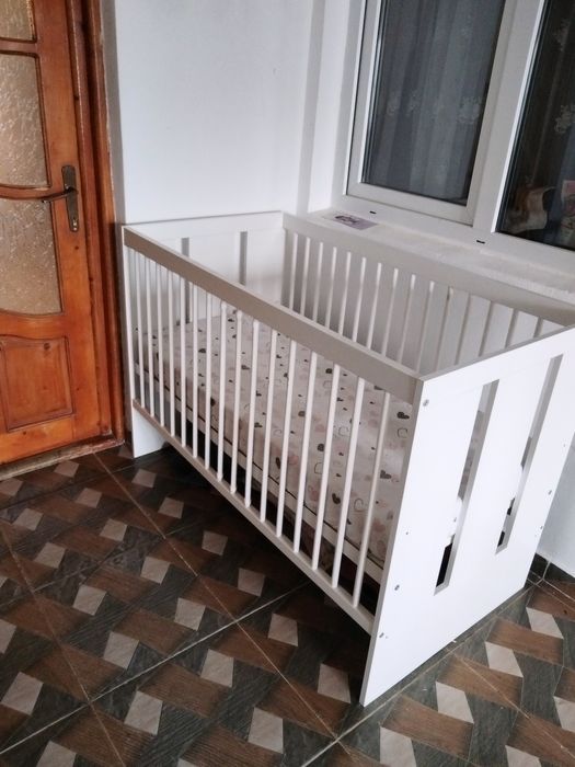 Pătuț de copii aproape nou