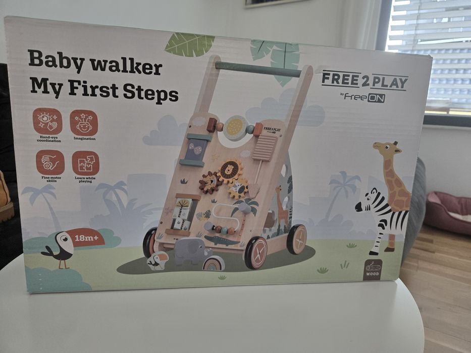Дървен walker за прохождащо детенце