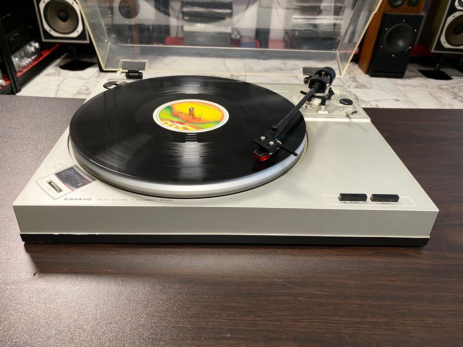 Отличен грамофон Sanyo