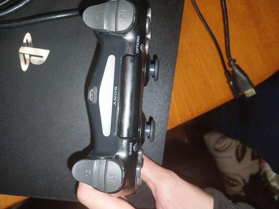 Продавам PlayStation 4 pro 1 TB