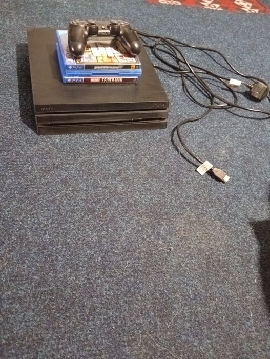 Vând PS4 slim 1 TB pro, plus trei jocuri.