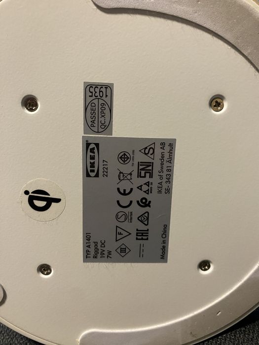 Lampa Ikea Riggad cu incarcator wireless