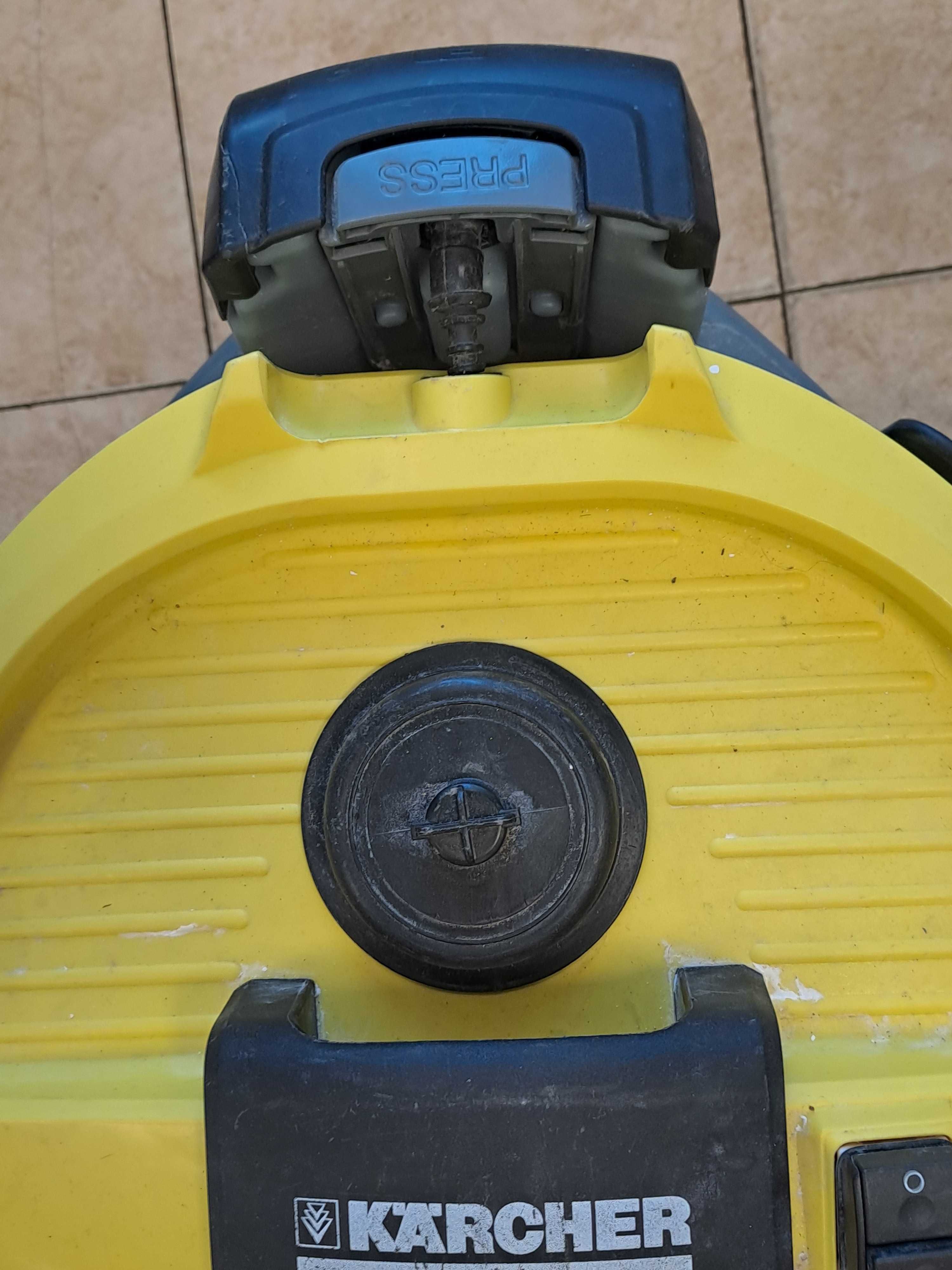 Прахосмукачка Karcher SE-4002