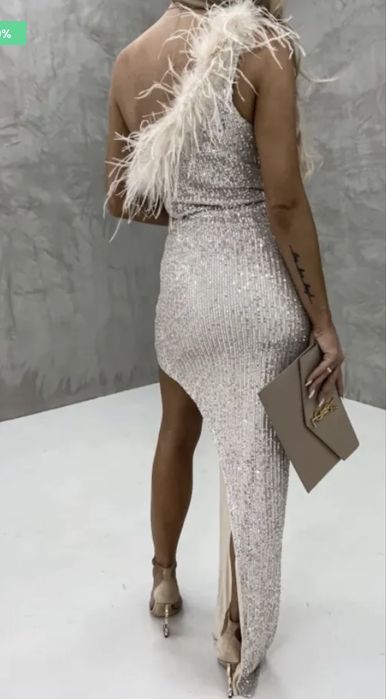 Елегантна рокля с пера и пайети