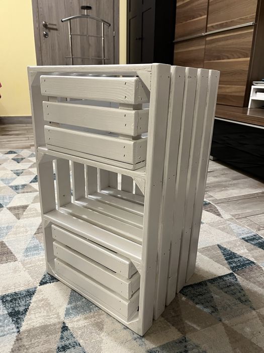 Vând rafturi din lemn versatile, finisate și vopsite manual