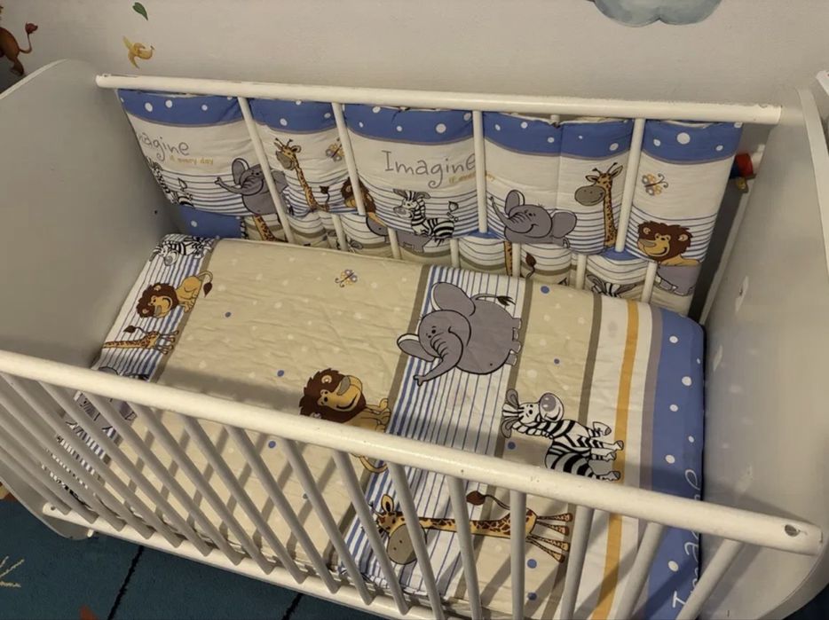 vand patut de lemn cu saltea si protectii