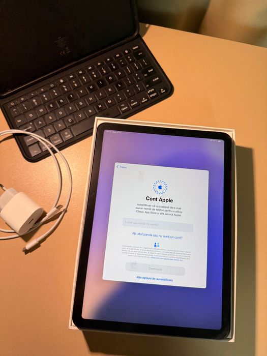 iPad Air (5th Generation) Wi-Fi 64GB Space Gray + husă + tastatura