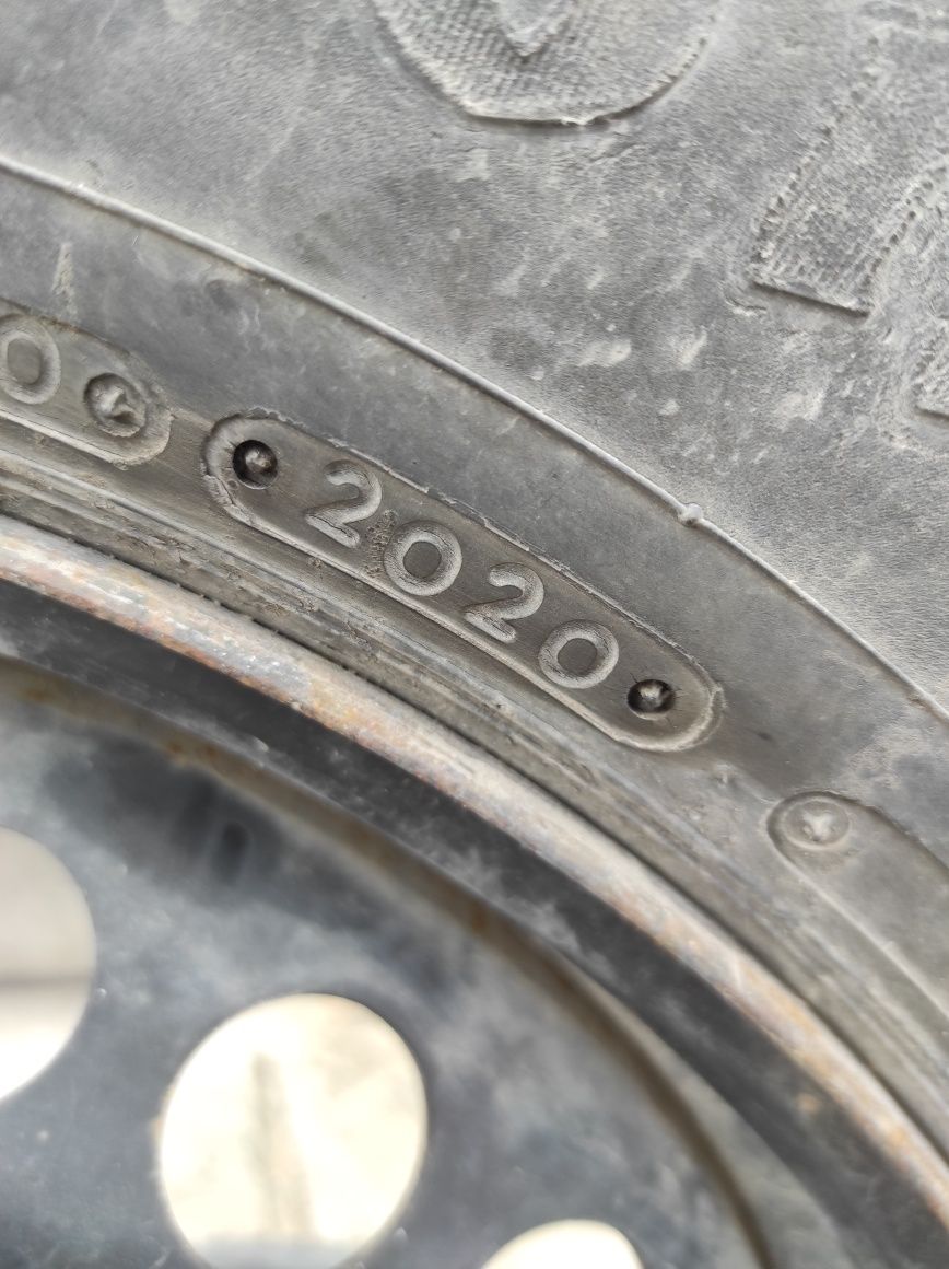 Продавам все сезонни гуми с джанти от VW T5 205/75-16C