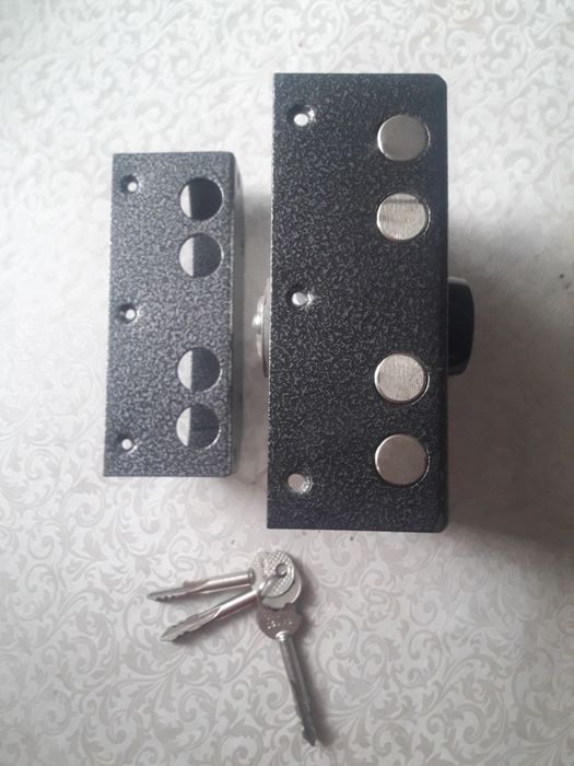 Замок накладной цилиндровый. Состояние нового.