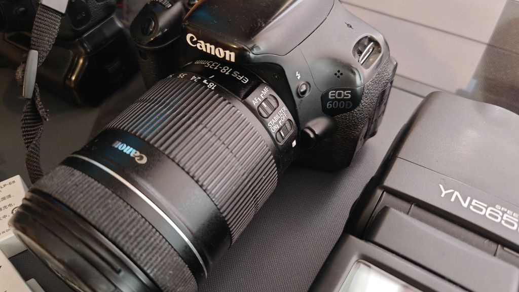 Canon EOS 600D 2 БР. +18-55 и 18-135 стабилизирани