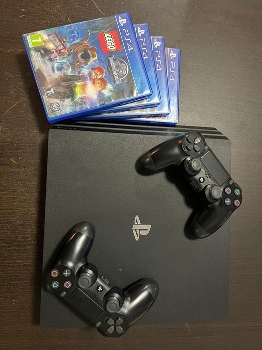 Vând PS4 PRO + 2 console + 4 jocuri