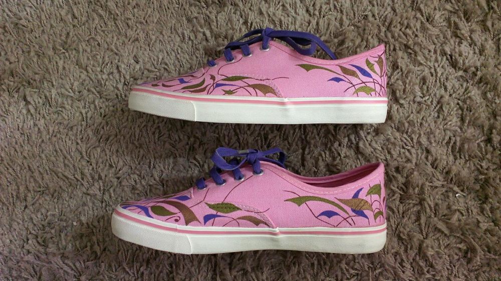 Рисувани дамски кецове