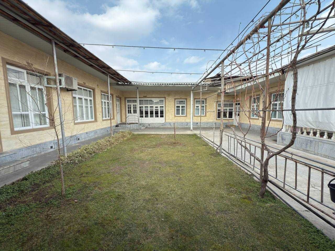 Ҳовли уй сотилади