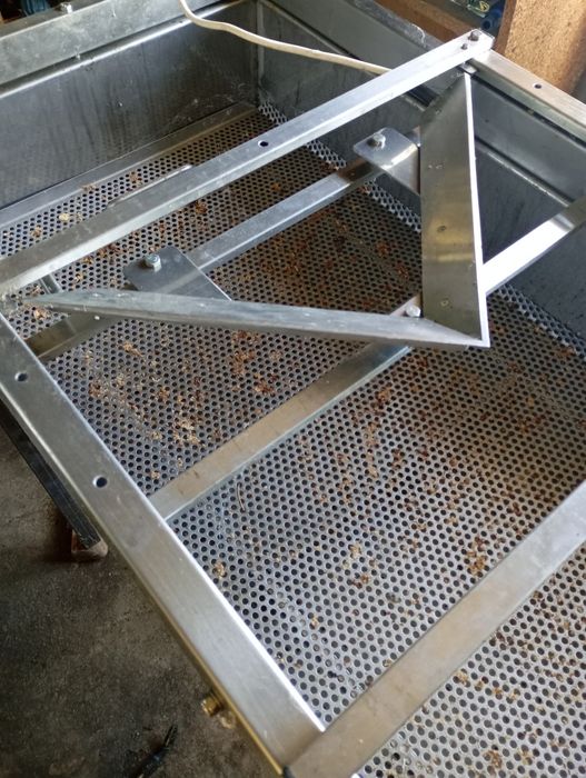 Електрически нож за пчелен мед и друго пчеларско оборудване и машини