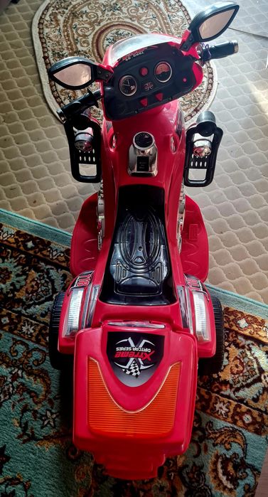 Motocicleta electrica roșie
Caracteristici Pedala unica pentru acce