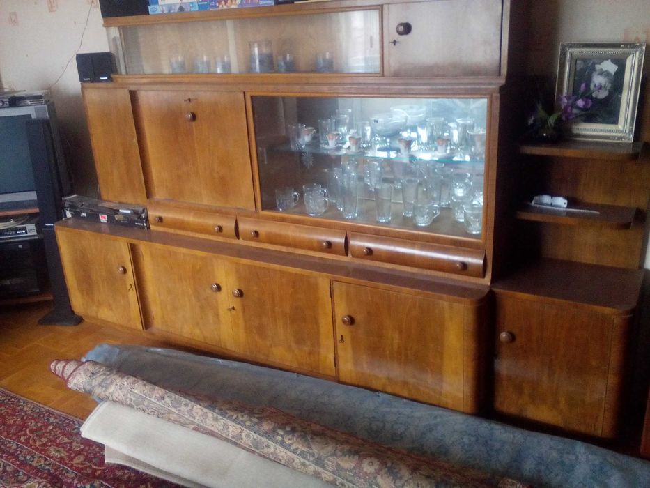 Стар дървен бюфет