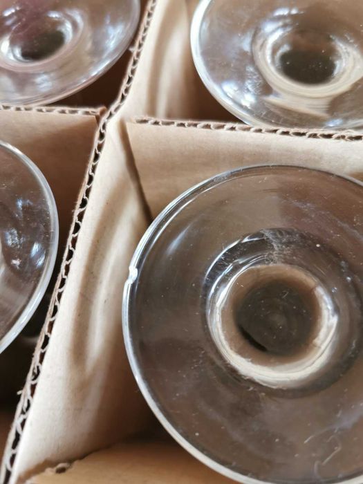 Чинии за сервиране, чаши за вино и бира.