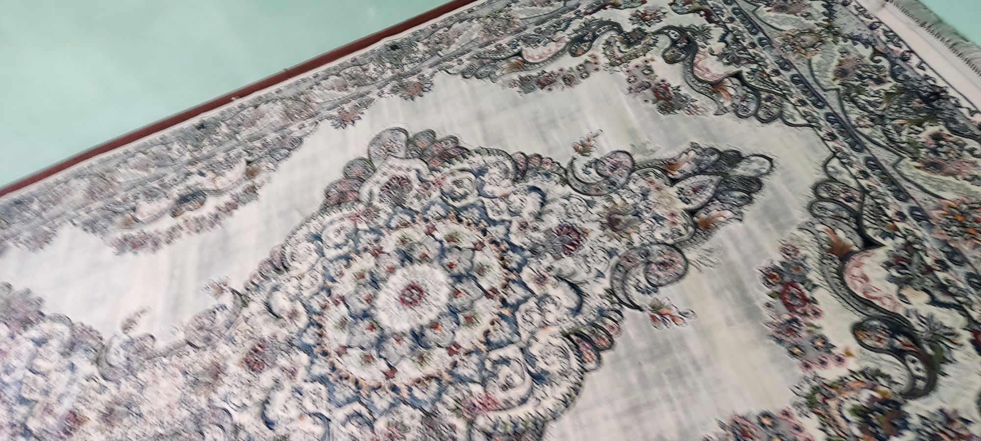 Yangi gilam sotiladi