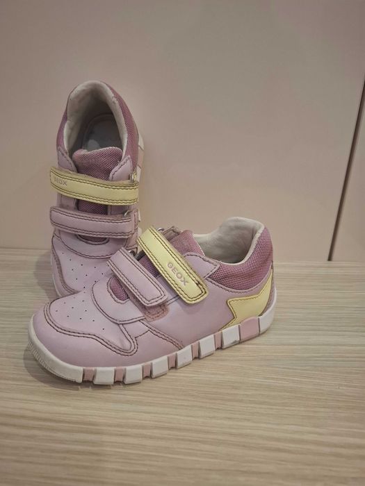 Обувки за момиченце.